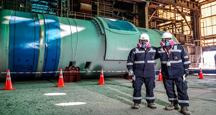 Horno rotatorio de Codelco siendo trasladado al interior de la refinería Ventanas