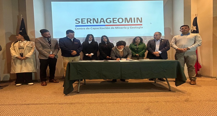 Ministerio de Minería y Sernageomin entregan becas a estudiantes