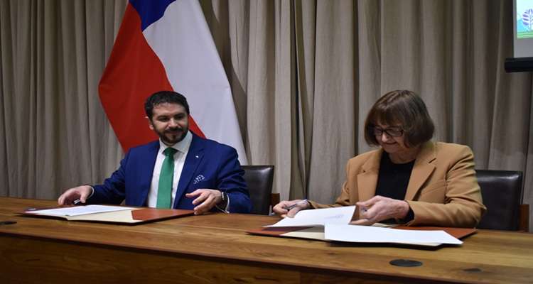 Autoridades del SEA y la Universidad de Chile firman convenio para diplomado en evaluación ambiental.
