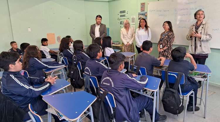 Fundación Collahuasi dona mobiliario a colegios de Tarapacá.
