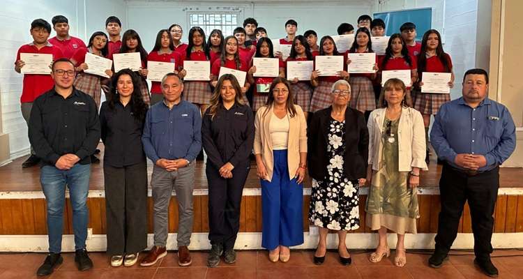 CEIM y Minera Antucoya capacitan a estudiantes de María Elena mediante un entrenamiento especializado que fortaleció su empleabilidad.