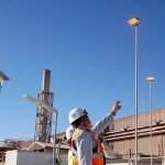Codelco Gabriela Mistral reemplaza torres diésel por luminarias solares
