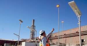 Codelco Gabriela Mistral reemplaza torres diésel por luminarias solares