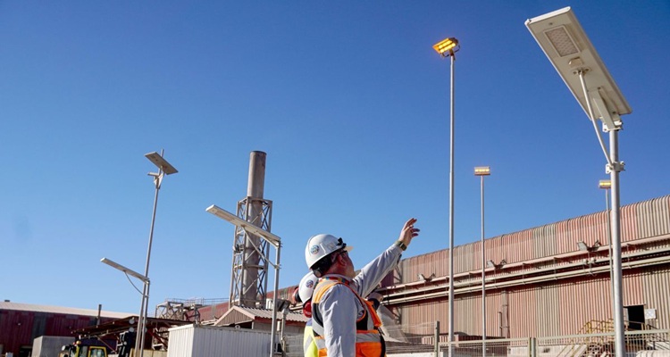 Codelco Gabriela Mistral reemplaza torres diésel por luminarias solares