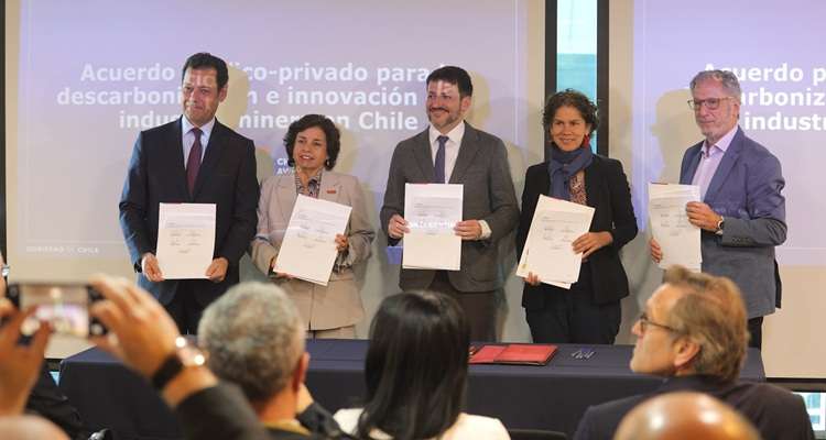Gobierno y sector privado firman acuerdo para la descarbonización de la minería