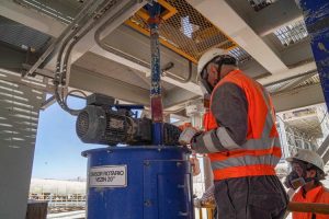 Experto internacional valida los procesos de muestreo mineral en Gabriela Mistral