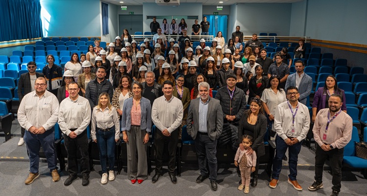 Antofagasta Minerals capacitó a 300 mujeres para minería en 2025