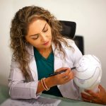 La alopecia en minería surge como un tema emergente. Factores como el casco, el estrés y los hábitos impactan la salud capilar en faena.