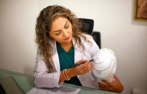 La alopecia en minería surge como un tema emergente. Factores como el casco, el estrés y los hábitos impactan la salud capilar en faena.