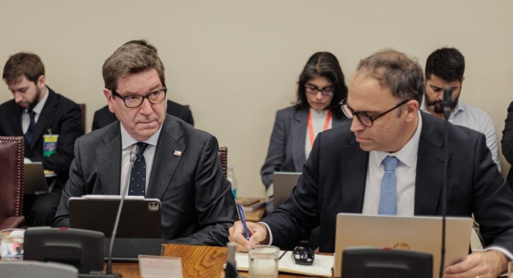 Biministro Mas presenta ejes para impulsar el crecimiento en Chile ante el Senado