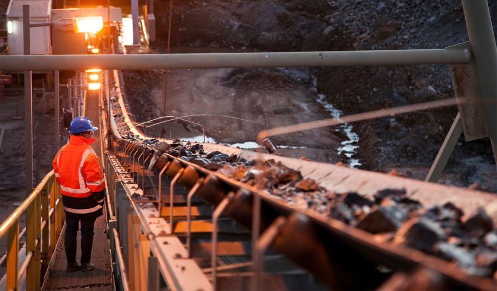 Escasez de ácido sulfúrico amenaza costos y producción del cobre chileno