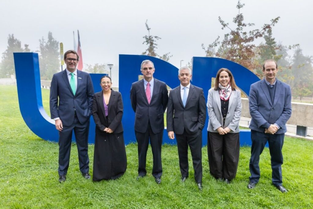 UDD firma convenio con International Copper Association para impulsar la minería del futuro en Chile