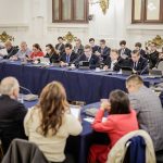 El proyecto de ley de patentes mineras fue presentado por el biministro de Economía y Minería, Daniel Mas, ante la Comisión de Minería y Energía de la Cámara de Diputados. La iniciativa busca simplificar el sistema de patentes para concesiones de explotación y fortalecer el desarrollo de la pequeña y mediana minería. Durante la sesión especial, la autoridad explicó que el proyecto entrega mayor certeza jurídica e incentivos para la inversión. Además, busca mejorar las condiciones para quienes desarrollan actividades mineras de baja escala en el país. Gobierno destaca incentivos para impulsar la inversión minera El ministro Daniel Mas señaló que la propuesta apunta a fortalecer una actividad clave para el crecimiento económico nacional. Según indicó, la iniciativa entrega reglas claras para promover nuevos proyectos y aumentar la inversión en las regiones mineras. La autoridad afirmó que la pequeña y mediana minería requieren condiciones más favorables para desarrollar su potencial productivo. En ese contexto, destacó la necesidad de contar con un marco regulatorio que genere confianza para emprender e invertir. Simplificación del régimen de patentes mineras Entre las principales modificaciones, el proyecto elimina el aumento progresivo de las patentes mineras. También elimina requisitos relacionados con límites de hectáreas, parentescos y tipos societarios que afectan a pequeños productores. Estos cambios buscan simplificar el acceso a beneficios y reducir las barreras administrativas. De esta forma, el sector contará con un sistema más eficiente y alineado con las necesidades de la actividad minera. Pequeña minería y competitividad del sector Durante su exposición, Mas sostuvo que el desarrollo productivo debe mantenerse como prioridad dentro de la política minera. A su juicio, fortalecer la exploración y la actividad extractiva resulta fundamental para generar empleo y crecimiento sostenible. El secretario de Estado advirtió que privilegiar la recaudación fiscal sobre la competitividad puede afectar el desarrollo de nuevos proyectos. Por ello, insistió en la importancia de impulsar medidas que favorezcan la inversión y la productividad. SONAMI respalda la iniciativa legal El presidente de SONAMI, Jorge Riesco, manifestó su respaldo a la propuesta presentada por el Ejecutivo. El dirigente valoró que el texto incorpore soluciones a observaciones planteadas previamente por el sector. Riesco coincidió en que el crecimiento de la industria debe mantenerse como eje central de las políticas públicas. Además, destacó que el proyecto puede contribuir a fortalecer la actividad minera en el largo plazo. Próximos pasos del proyecto El proyecto de ley de patentes mineras ingresó al Congreso en mayo y actualmente cumple su primer trámite constitucional en la Cámara de Diputados. Una vez aprobadas las modificaciones propuestas, la industria dispondrá de reglas más claras y un régimen más favorable para las concesiones de explotación. La iniciativa busca alinear el sistema de patentes con los objetivos de desarrollo minero y crecimiento económico del país.