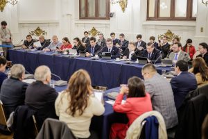 El proyecto de ley de patentes mineras fue presentado por el biministro de Economía y Minería, Daniel Mas, ante la Comisión de Minería y Energía de la Cámara de Diputados. La iniciativa busca simplificar el sistema de patentes para concesiones de explotación y fortalecer el desarrollo de la pequeña y mediana minería. Durante la sesión especial, la autoridad explicó que el proyecto entrega mayor certeza jurídica e incentivos para la inversión. Además, busca mejorar las condiciones para quienes desarrollan actividades mineras de baja escala en el país. Gobierno destaca incentivos para impulsar la inversión minera El ministro Daniel Mas señaló que la propuesta apunta a fortalecer una actividad clave para el crecimiento económico nacional. Según indicó, la iniciativa entrega reglas claras para promover nuevos proyectos y aumentar la inversión en las regiones mineras. La autoridad afirmó que la pequeña y mediana minería requieren condiciones más favorables para desarrollar su potencial productivo. En ese contexto, destacó la necesidad de contar con un marco regulatorio que genere confianza para emprender e invertir. Simplificación del régimen de patentes mineras Entre las principales modificaciones, el proyecto elimina el aumento progresivo de las patentes mineras. También elimina requisitos relacionados con límites de hectáreas, parentescos y tipos societarios que afectan a pequeños productores. Estos cambios buscan simplificar el acceso a beneficios y reducir las barreras administrativas. De esta forma, el sector contará con un sistema más eficiente y alineado con las necesidades de la actividad minera. Pequeña minería y competitividad del sector Durante su exposición, Mas sostuvo que el desarrollo productivo debe mantenerse como prioridad dentro de la política minera. A su juicio, fortalecer la exploración y la actividad extractiva resulta fundamental para generar empleo y crecimiento sostenible. El secretario de Estado advirtió que privilegiar la recaudación fiscal sobre la competitividad puede afectar el desarrollo de nuevos proyectos. Por ello, insistió en la importancia de impulsar medidas que favorezcan la inversión y la productividad. SONAMI respalda la iniciativa legal El presidente de SONAMI, Jorge Riesco, manifestó su respaldo a la propuesta presentada por el Ejecutivo. El dirigente valoró que el texto incorpore soluciones a observaciones planteadas previamente por el sector. Riesco coincidió en que el crecimiento de la industria debe mantenerse como eje central de las políticas públicas. Además, destacó que el proyecto puede contribuir a fortalecer la actividad minera en el largo plazo. Próximos pasos del proyecto El proyecto de ley de patentes mineras ingresó al Congreso en mayo y actualmente cumple su primer trámite constitucional en la Cámara de Diputados. Una vez aprobadas las modificaciones propuestas, la industria dispondrá de reglas más claras y un régimen más favorable para las concesiones de explotación. La iniciativa busca alinear el sistema de patentes con los objetivos de desarrollo minero y crecimiento económico del país.