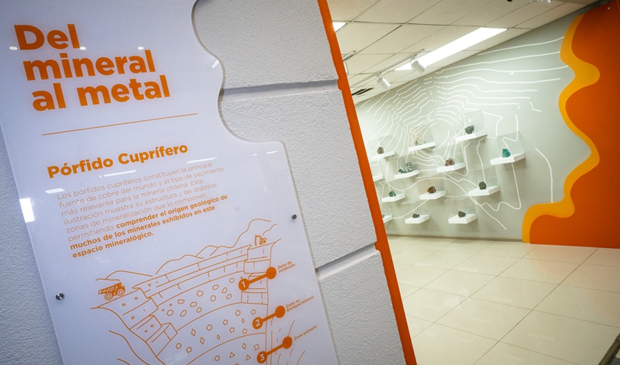 CEIM implementó un nuevo espacio de onboarding técnico minero en su sede de Antofagasta para acercar a las personas al proceso productivo. La iniciativa busca que estudiantes, trabajadores y nuevos integrantes de la industria comprendan cómo sus funciones se conectan con toda la cadena minera.
El Espacio Mineralógico y de Onboarding Técnico cuenta con más de 120 metros cuadrados. Su diseño combina recursos pedagógicos, tecnología y elementos vinculados con la geología y la actividad minera del norte de Chile.
La infraestructura incorpora áreas de cowork y una gigantografía que presenta las distintas etapas del proceso productivo minero. Además, incluye una colección de 60 piezas entre minerales, rocas y fósiles entregados en comodato por el Servicio Nacional de Geología y Minería (SERNAGEOMIN).
SERNAGEOMIN aporta colección de minerales, rocas y fósiles
La muestra busca acercar el conocimiento geológico a quienes participan en los procesos formativos de CEIM. Las piezas permiten comprender el origen de los recursos minerales y la riqueza geológica del territorio nacional.
El director regional (S) de SERNAGEOMIN, Ricardo Veas, destacó el aporte de la iniciativa a la formación minera. Según explicó, la colección también puede contribuir a despertar nuevas vocaciones y fortalecer una visión integral de la industria.
El espacio conecta así el aprendizaje técnico con el patrimonio geológico del norte de Chile. De esta manera, los participantes pueden conocer elementos que forman parte de la historia natural y minera de la región.
Un onboarding conectado con el proceso productivo
El nuevo espacio busca fortalecer las etapas de inducción y acercamiento a la minería. CEIM espera utilizarlo con estudiantes, personas que inician su formación y trabajadores que llegan al centro para capacitarse o perfeccionar sus competencias.
El gerente general de CEIM, José Antonio Díaz, destacó la incorporación de nuevos recursos con propósito pedagógico. El ejecutivo señaló que la institución busca mantenerse a la vanguardia de los procesos formativos.
La propuesta apunta a que las personas comprendan la industria antes de concentrarse exclusivamente en su especialidad. Esto permite relacionar cada función con las distintas etapas que componen la cadena productiva minera.
Una experiencia formativa más integral
A diferencia de una exhibición tradicional, la colección presenta los elementos bajo una lógica vinculada con el proceso geológico y minero. Así, los participantes pueden relacionar el origen de los recursos con las etapas posteriores de la actividad.
La muestra también incorpora una dimensión territorial mediante minerales, rocas y fósiles asociados a la historia geológica del norte de Chile. El enfoque permite conectar los conocimientos técnicos con la identidad de una región estrechamente vinculada a la minería.
Pablo Lobos, gerente de Desarrollo de Competencias de CEIM, explicó que el objetivo consiste en ampliar la mirada de quienes ingresan a la industria. Según señaló, comprender las conexiones entre procesos ayuda a identificar el impacto de cada función dentro de la cadena productiva.
CEIM apuesta por nuevos ambientes de entrenamiento
La implementación del onboarding técnico minero forma parte de una estrategia que incorpora metodologías, tecnologías y ambientes de entrenamiento vinculados con la realidad de la industria. CEIM busca que estos recursos complementen la formación técnica y mejoren la experiencia de aprendizaje.
El nuevo espacio también pretende convertirse en un punto de encuentro entre estudiantes, trabajadores, empresas y actores vinculados con la minería. Su enfoque combina capacitación, conocimiento geológico y comprensión del proceso productivo.
El Espacio Mineralógico y de Onboarding Técnico será inaugurado próximamente en la sede de CEIM Antofagasta. La actividad reunirá a autoridades regionales, representantes de la industria y clientes estratégicos para marcar el inicio de este nuevo entorno formativo.