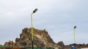 Minera El Abra instala iluminación solar en Tocopilla para mejorar la seguridad
