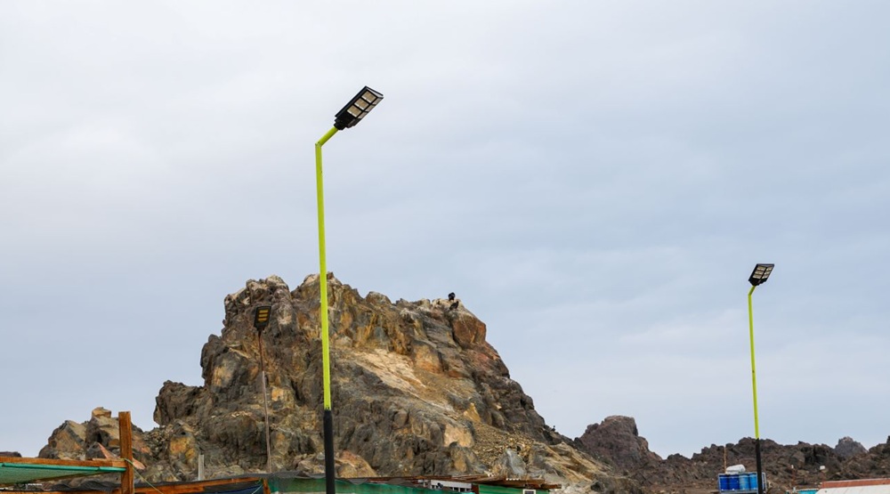 Minera El Abra instala iluminación solar en Tocopilla para mejorar la seguridad