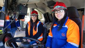 Practicantes del Colegio Don Bosco de Calama recorren operación de Minera El Abra