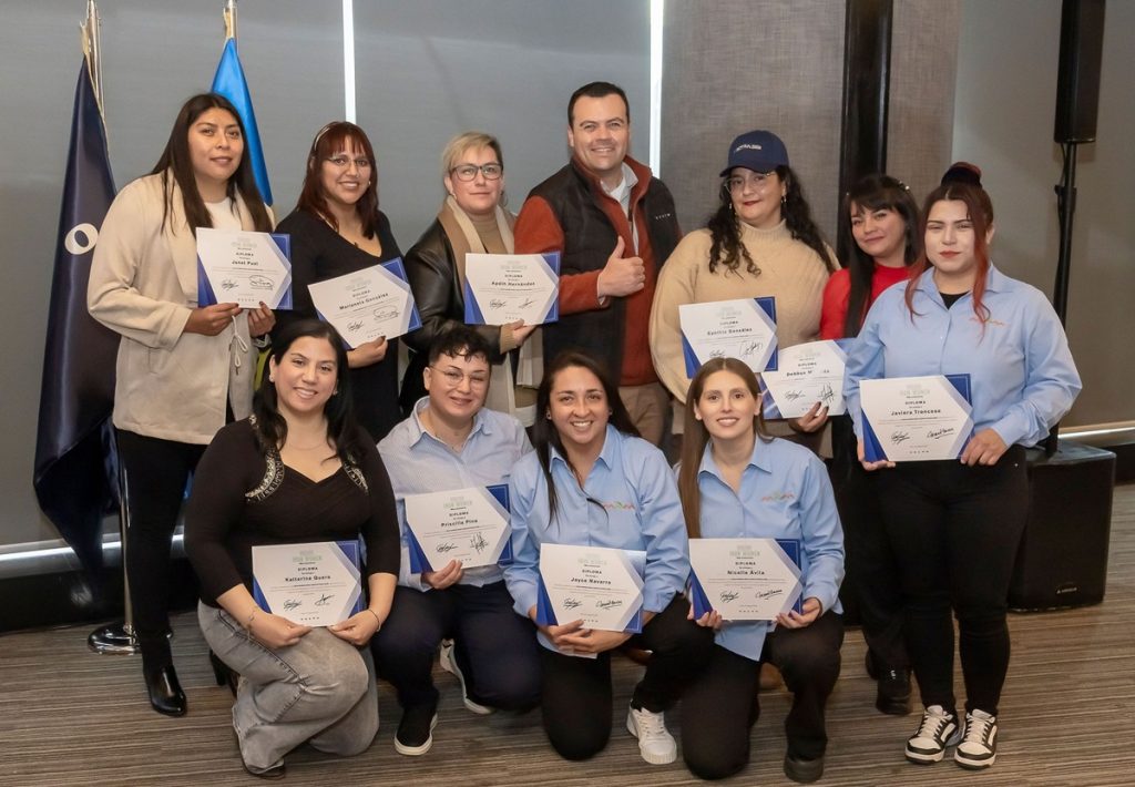 Volvo Trucks Chile gradúa a 10 conductoras y recibe a 17 nuevas becadas de su programa Iron Women