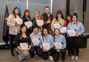 Volvo Trucks Chile gradúa a 10 conductoras y recibe a 17 nuevas becadas de su programa Iron Women