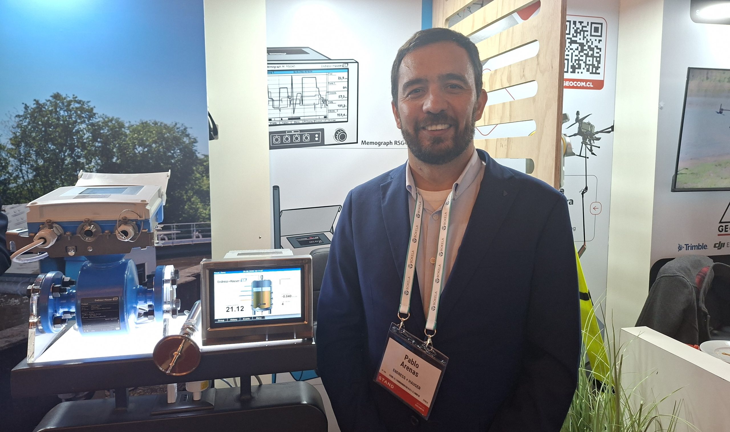 El monitoreo de agua y la disponibilidad de información en tiempo real se han convertido en elementos relevantes para la gestión de depósitos de relaves. En este contexto, Endress+Hauser presentó en Tailings 2026, XII Congreso Internacional en Gestión de Relaves, una serie de soluciones destinadas a medir y registrar variables críticas para las operaciones mineras.Pablo Arenas, Industry Manager de Minería de Endress+Hauser, explicó que la compañía está exhibiendo instrumentación de campo orientada especialmente a profesionales vinculados con los recursos hídricos y la gestión de relaves.
“Estamos mostrando instrumentación de campo que puede ayudar a los colegas encargados de recursos hídricos y relaves”, señaló Arenas durante la actividad.
Entre las tecnologías presentadas destacan distintos modelos de caudalímetros electromagnéticos, además del registrador RSG45, un equipo que incorpora capacidades de procesamiento y cálculo de datos.
Medición de caudal y control del agua
Los caudalímetros electromagnéticos exhibidos permiten medir el flujo volumétrico y registrar el volumen acumulado durante un determinado periodo. Además, algunos modelos incorporan medición de conductividad y funciones destinadas a verificar las condiciones de operación de la tubería.
Según explicó Arenas, esta información puede utilizarse para conocer cuánta agua ingresa a una instalación, cuánta se recupera y cómo se comporta el sistema. De esta manera, la instrumentación permite generar información para realizar balances y mejorar el control operacional.
El ejecutivo destacó que el monitoreo de variables como pH, conductividad y caudal puede contribuir al seguimiento de las condiciones del agua asociadas a las operaciones mineras.
“Para poder ser amigable ecológicamente, debes tener bien controlado tu depósito de relaves”, sostuvo Arenas.
Caudalímetros para puntos remotos
Una de las características destacadas durante la presentación fue la posibilidad de utilizar determinados equipos en puntos remotos. Esta condición resulta especialmente relevante para instalaciones mineras ubicadas en zonas de difícil acceso.
Uno de los modelos presentados puede operar con batería y conectividad inalámbrica. Su batería puede alcanzar una duración de hasta 10 años, dependiendo de la frecuencia con que se realicen las mediciones.
El equipo también incorpora una función destinada a optimizar el consumo energético. Cuando detecta que el flujo permanece constante, puede ampliar progresivamente los intervalos entre mediciones para prolongar la duración de la batería.
Además, la batería puede ser reemplazada una vez agotada, extendiendo la vida operacional del instrumento.
Información digital para la gestión de activos
La digitalización también ocupa un lugar central en la propuesta de Endress+Hauser. Arenas destacó que los equipos pueden integrarse a sistemas de información y facilitar el acceso a antecedentes técnicos asociados a cada instrumento.
La compañía dispone, además, de una aplicación que permite consultar información digitalizada del equipo a partir de su número de serie. Entre los antecedentes disponibles se encuentran manuales, catálogos y certificados, cuando corresponda.
Esta funcionalidad busca facilitar el trabajo de los operadores y profesionales encargados de mantener y verificar los instrumentos instalados en terreno.
RSG45 permite almacenar y gestionar datos
Otro de los equipos exhibidos en Tailings 2026 es el RSG45, descrito por Arenas como algo más que un registrador convencional.
El dispositivo puede realizar cálculos matemáticos y procesar información proveniente de distintos instrumentos. Además, permite almacenar grandes volúmenes de datos y facilitar su posterior consulta.
Esta capacidad adquiere relevancia en instalaciones donde se requiere conservar históricos de mediciones durante largos periodos.
Arenas vinculó esta funcionalidad con las exigencias de monitoreo y almacenamiento de información establecidas para las mediciones de agua en Chile.
El equipo permite extraer los datos mediante diferentes alternativas, incluyendo conexión de red y tarjeta SD. También existen opciones de acceso mediante tecnologías inalámbricas, dependiendo de la configuración.
Equipos para monitorear instalaciones de difícil acceso
La ubicación de los puntos de medición constituye otro desafío para la gestión hídrica minera. Muchos instrumentos deben instalarse en sectores alejados de las áreas operativas y con acceso limitado.
Por esta razón, Endress+Hauser también ofrece configuraciones sin pantalla para determinados puntos de medición. Esta alternativa permite operar el equipo mediante un computador y, al mismo tiempo, reducir su exposición en lugares remotos.
El objetivo es contar con información disponible sin aumentar innecesariamente la infraestructura instalada en terreno.
Según Arenas, un cliente de la compañía ha adquirido cerca de 250 unidades de uno de estos equipos para instalarlas en distintos pozos de una faena y disponer de información de control.
Instrumentación y gestión de relaves
La participación de Endress+Hauser en Tailings 2026 refleja la creciente importancia de contar con información confiable para gestionar instalaciones de relaves y recursos hídricos.
La medición de caudal, el registro histórico de datos y el monitoreo de variables asociadas al agua permiten generar una base de información para la supervisión de los procesos.
En este escenario, la instrumentación para relaves busca avanzar desde mediciones aisladas hacia sistemas capaces de entregar datos continuos, digitalizados y disponibles para la toma de decisiones operacionales.
Durante Tailings 2026, la compañía también puso a disposición sus catálogos y especialistas para abordar requerimientos específicos de las empresas mineras y revisar otras alternativas de instrumentación según las necesidades de cada operación.